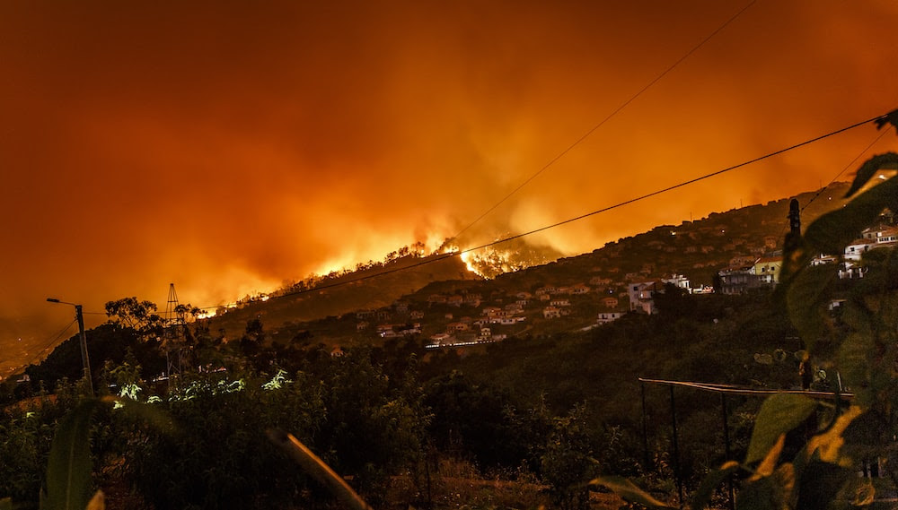 bâtiment en feu la nuit